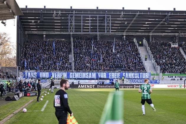 22.11.2025, Fussball, 2. Bundesliga, Saison 2025 2026, 13. Spieltag, Preußen Münster - FC Schalke 04, Fanbanner Fans und Verein gemeinsam für freie Fankultur xRHR-FOTO YYx Copyright: KROEGER RHR-FOTOx RHR-FOTO YY