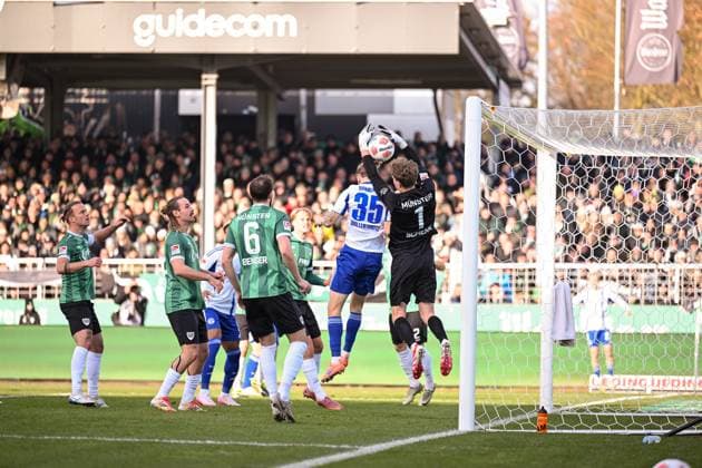 22.11.2025, Fussball, 2. Bundesliga, Saison 2025 2026, 13. Spieltag, Preußen Münster - FC Schalke 04, Mika Wallentowitz (FC Schalke 04), Johannes Schenk (Preußen Münster) xRHR-FOTO YYx Copyright: KROEGER RHR-FOTOx RHR-FOTO YY