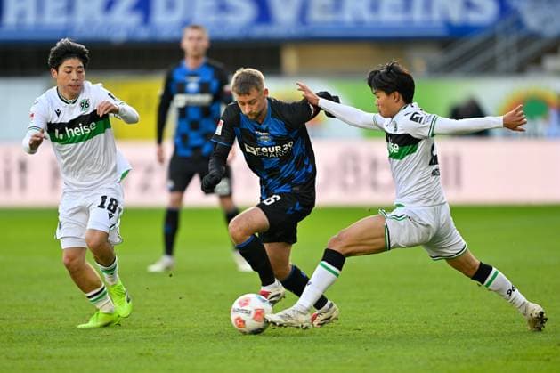 Paderborn, Home Deluxe Arena, 22.11.25, GER, Herren, 2.Bundesliga, Saison 2025-2026, SC Paderborn 07 - Hannover 96 Bild: v.li. im Zweikampf Montell NDIKOM (Hannover), Sebastian KLAAS (Paderborn) und Hayate MATSUDA (Hannover) DFL regulations prohibit any use of photographs as image sequences and or quasi-video. NRW Deutschland