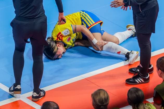 (251122) -- PASIG CITY, Nov. 22, 2025 -- Melissa Jaimes of Colombia reacts after getting injured during the match between Colombia and Canada at the FIFA Futsal Women s World Cup 2025 in Pasig City, the Philippines, Nov. 22, 2025. ) (SP)PHILIPPINES-PASIG CITY-FUTSAL-WOMEN S WORLD CUP 2025-COLOMBIA VS CANADA RouellexUmali 