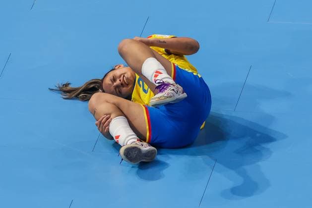 (251122) -- PASIG CITY, Nov. 22, 2025 -- Karen Torres of Colombia falls down during the match between Colombia and Canada at the FIFA Futsal Women s World Cup 2025 in Pasig City, the Philippines, Nov. 22, 2025. ) (SP)PHILIPPINES-PASIG CITY-FUTSAL-WOMEN S WORLD CUP 2025-COLOMBIA VS CANADA RouellexUmali 