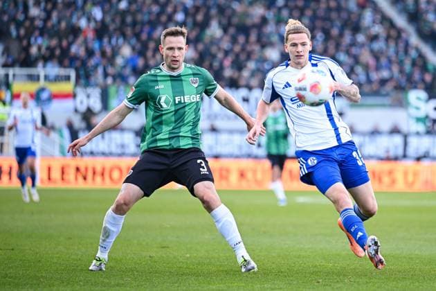 22.11.2025, Fussball, 2. Bundesliga, Saison 2025 2026, 13. Spieltag, Preußen Münster - FC Schalke 04, Paul Jaeckel (Preußen Münster), Mika Wallentowitz (FC Schalke 04) xRHR-FOTO YYx Copyright: KROEGER RHR-FOTOx RHR-FOTO YY