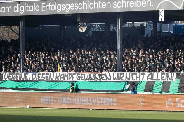 2. Fußball Bundesliga: SC Preußen Münster - FC Schalke 04; 22.11.2025 Fans von SC Preußen Münster, Protestieren. 2. Fußball Bundesliga 13. Spieltag: SC Preußen Münster - FC Schalke 04; LVM-Preußenstadion, Münster; 22.11.2025 DFL regulations prohibit any use of photographs as image sequences and or quasi video. Copyright: xBEAUTIFULxSPORTS Buriakovx