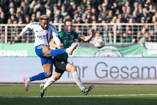 2. Fußball Bundesliga: SC Preußen Münster - FC Schalke 04; 22.11.2025 Moussa Sylla (FC Schalke 04, 9), Paul Jaekel (SC Preußen Münster, 3) 2. Fußball Bundesliga 13. Spieltag: SC Preußen Münster - FC Schalke 04; LVM-Preußenstadion, Münster; 22.11.2025 DFL regulations prohibit any use of photographs as image sequences and or quasi video. Copyright: xBEAUTIFULxSPORTS Buriakovx