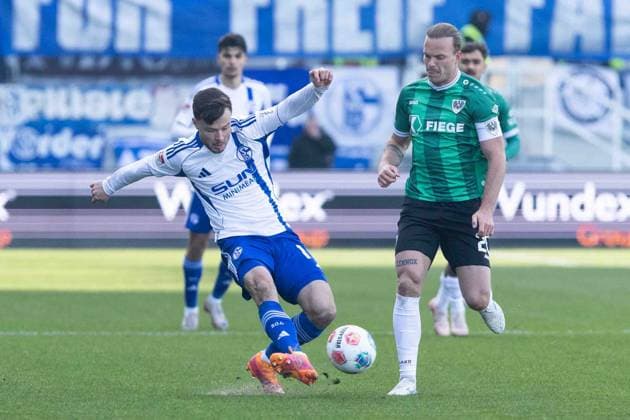 2. Fußball Bundesliga: SC Preußen Münster - FC Schalke 04; 22.11.2025 Adrian Gantenbein (FC Schalke 04, 17), Jorrit Hendrix (SC Preußen Münster, 20) 2. Fußball Bundesliga 13. Spieltag: SC Preußen Münster - FC Schalke 04; LVM-Preußenstadion, Münster; 22.11.2025 DFL regulations prohibit any use of photographs as image sequences and or quasi video. Copyright: xBEAUTIFULxSPORTS Buriakovx