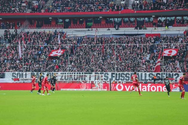 Fußball 2. Bundesliga 13. Spieltag Fortuna Düsseldorf - 1. FC Magdeburg am 22.11.2025 in der Merkur Spiel-Arena in Düsseldorf Fanblock Fans von Düsseldorf boykottiert die ersten Spielminuten Banner mit der Aufschrift: Soll das die Zukunft des Fussball sein? DFL regulations prohibit any use of photographs as image sequences and or quasi-video.