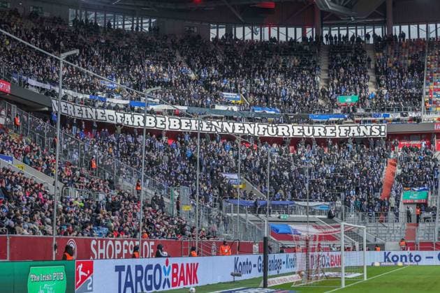 Fußball 2. Bundesliga 13. Spieltag Fortuna Düsseldorf - 1. FC Magdeburg am 22.11.2025 in der Merkur Spiel-Arena in Düsseldorf Fanblock Fans von Magdeburg boykottiert die ersten Spielminuten Banner mit der Aufschrift: Vereine - Farbe bekennen für eure Fans DFL regulations prohibit any use of photographs as image sequences and or quasi-video.