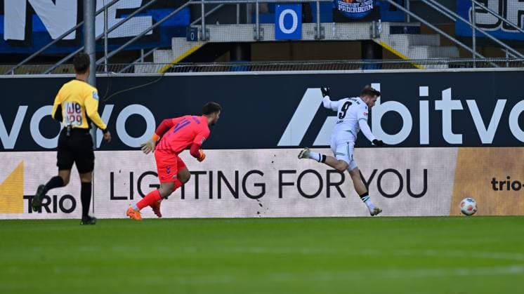 Paderborn, Home Deluxe Arena, 22.11.25, GER, Herren, 2.Bundesliga, Saison 2025-2026, SC Paderborn 07 - Hannover 96 Bild: Benjamin KAELLMANN (Hannover) macht das Tor zum 0:1 DFL regulations prohibit any use of photographs as image sequences and or quasi-video. NRW Deutschland