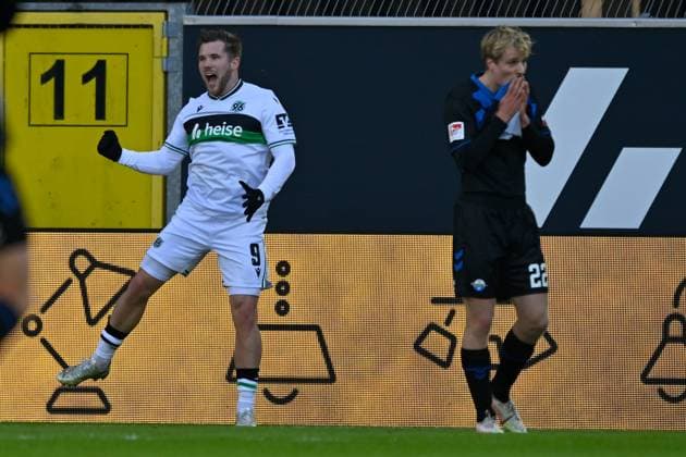 Paderborn, Home Deluxe Arena, 22.11.25, GER, Herren, 2.Bundesliga, Saison 2025-2026, SC Paderborn 07 - Hannover 96 Bild: Benjamin KAELLMANN (Hannover) jubelt nach seinem Tor zum 0:1. Mattes HANSEN (Paderborn) unzufrieden, enttaeuscht, niedergeschlagen, frustriert, traurig DFL regulations prohibit any use of photographs as image sequences and or quasi-video. NRW Deutschland