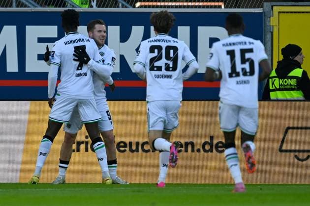 Paderborn, Home Deluxe Arena, 22.11.25, GER, Herren, 2.Bundesliga, Saison 2025-2026, SC Paderborn 07 - Hannover 96 Bild: Benjamin KAELLMANN (Hannover) jubelt nach seinem Tor zum 0:1 DFL regulations prohibit any use of photographs as image sequences and or quasi-video. NRW Deutschland
