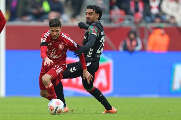Anouar El Azzouzi (Fortuna Duesseldorf) und Rayan Ghrieb (1.FC Magdeburg) im Zweikampf waehrend des spiels der 2. Bundesliga zwischen Fortuna Düsseldorf und 1. FC Magdeburg, Merkur Spiel-Arena am 22. November 2025 in Düsseldorf, Deutschland. (Foto von Oliver Kaelke DeFodi Images) +++ Anouar El Azzouzi (Fortuna Duesseldorf) und Rayan Ghrieb (1.FC Magdeburg) battle for the ball during the 2. Bundesliga match between Fortuna Düsseldorf and 1. FC Magdeburg at Merkur Spiel-Arena on November 22, 2025 in Düsseldorf, Germany. (Photo by Oliver Kaelke DeFodi Images) (Photo by Oliver Kaelke DeFodi Images)