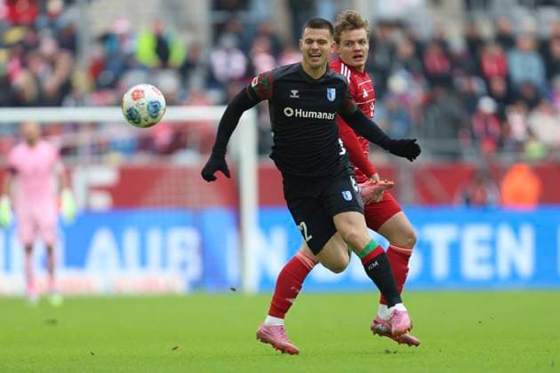 Mateusz Zukowski (1.FC Magdeburg) und Christian Rasmussen (Fortuna Duesseldorf) im Zweikampf waehrend des spiels der 2. Bundesliga zwischen Fortuna Düsseldorf und 1. FC Magdeburg, Merkur Spiel-Arena am 22. November 2025 in Düsseldorf, Deutschland. (Foto von Oliver Kaelke DeFodi Images) +++ Mateusz Zukowski (1.FC Magdeburg) und Christian Rasmussen (Fortuna Duesseldorf) battle for the ball during the 2. Bundesliga match between Fortuna Düsseldorf and 1. FC Magdeburg at Merkur Spiel-Arena on November 22, 2025 in Düsseldorf, Germany. (Photo by Oliver Kaelke DeFodi Images) (Photo by Oliver Kaelke DeFodi Images)