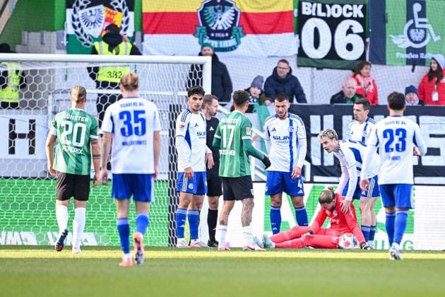 22.11.2025, Fussball, 2. Bundesliga, Saison 2025 2026, 13. Spieltag, Preußen Münster - FC Schalke 04, Torwart Loris Karius (FC Schalke 04) sitzt am Boden und hat Schmerzen xRHR-FOTO YYx Copyright: KROEGER RHR-FOTOx RHR-FOTO YY