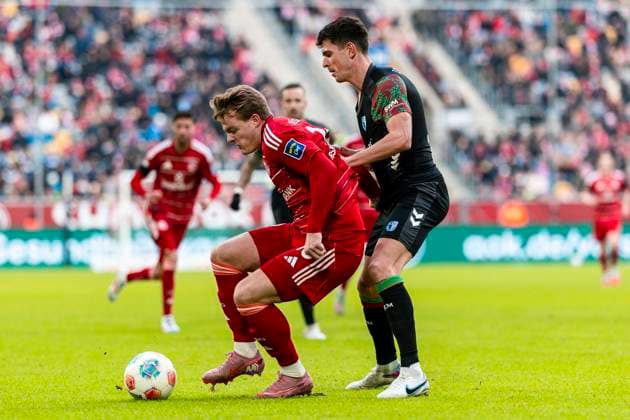2. Fußball Bundesliga: Fortuna Düsseldorf vs. 1. FC Magdeburg, 22.11.2025 DUESSELDORF, GERMANY - NOVEMBER 22: Chrstian Rasmussen (Fortuna Düsseldorf, 10) während des Bundesligaspiels 2. Fußball Bundesliga: Fortuna Düsseldorf vs. 1. FC Magdeburg in der MERKUR SPIEL-ARENA am 11. Spieltag der 1. Bundesliga. November 22, 2025 in Duesseldorf, Germany. DFL-BESTIMMUNGEN UNTERSAGEN JEGLICHE VERWENDUNG VON FOTOGRAFIEN ALS BILDSEQUENZEN UND ODER QUASI-VIDEO. Copyright: xBEAUTIFULxSPORTS KennyxBeelex