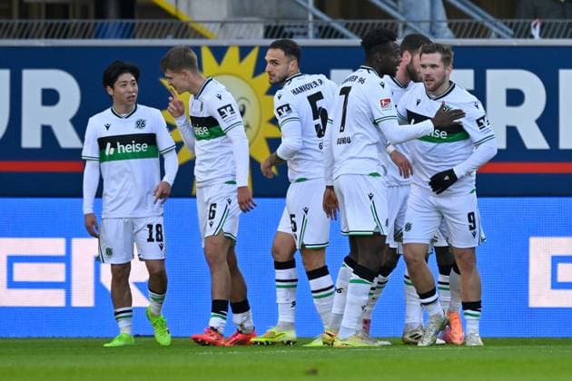Paderborn, Home Deluxe Arena, 22.11.25, GER, Herren, 2.Bundesliga, Saison 2025-2026, SC Paderborn 07 - Hannover 96 Bild: Benjamin KAELLMANN (Hannover) jubelt nach seinem Tor zum 0:1 DFL regulations prohibit any use of photographs as image sequences and or quasi-video. NRW Deutschland