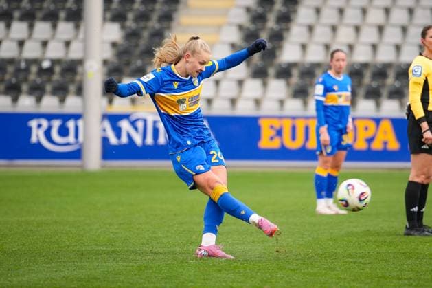Fussball, Google Pixel Frauen-Bundesliga, 11.Spieltag, 2025 2026, SC Freiburg vs. Carl Zeiss Jena, 22.11.2025, Dreisamstadion, Freiburg,:Isabella Jaron (FC Carl Zeiss Jena Frauen, 24) Freiburg Dreisamstadion Baden-Württemberg Deutschland Copyright: xFINLEYxMÖRCHx