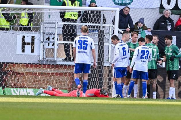 22.11.2025, Fussball, 2. Bundesliga, Saison 2025 2026, 13. Spieltag, Preußen Münster - FC Schalke 04, Torwart Loris Karius (FC Schalke 04) liegt am Boden, xRHR-FOTO YYx Copyright: KROEGER RHR-FOTOx RHR-FOTO YY