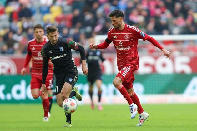 Alexander Nollenberger (1.FC Magdeburg) und Anouar El Azzouzi (Fortuna Duesseldorf) im Zweikampf waehrend des spiels der 2. Bundesliga zwischen Fortuna Düsseldorf und 1. FC Magdeburg, Merkur Spiel-Arena am 22. November 2025 in Düsseldorf, Deutschland. (Foto von Oliver Kaelke DeFodi Images) +++ Alexander Nollenberger (1.FC Magdeburg) und Anouar El Azzouzi (Fortuna Duesseldorf) battle for the ball during the 2. Bundesliga match between Fortuna Düsseldorf and 1. FC Magdeburg at Merkur Spiel-Arena on November 22, 2025 in Düsseldorf, Germany. (Photo by Oliver Kaelke DeFodi Images) (Photo by Oliver Kaelke DeFodi Images)
