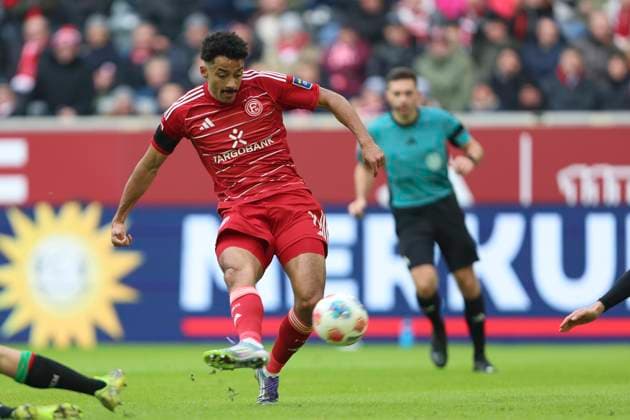 Emmanuel Iyoha (Fortuna Duesseldorf) in Aktion, am Ball, Einzelaktion waehrend des spiels der 2. Bundesliga zwischen Fortuna Düsseldorf und 1. FC Magdeburg, Merkur Spiel-Arena am 22. November 2025 in Düsseldorf, Deutschland. (Foto von Oliver Kaelke DeFodi Images) +++ Emmanuel Iyoha (Fortuna Duesseldorf) controls the ball during the 2. Bundesliga match between Fortuna Düsseldorf and 1. FC Magdeburg at Merkur Spiel-Arena on November 22, 2025 in Düsseldorf, Germany. (Photo by Oliver Kaelke DeFodi Images) (Photo by Oliver Kaelke DeFodi Images)