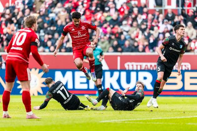 2. Fußball Bundesliga: Fortuna Düsseldorf vs. 1. FC Magdeburg, 22.11.2025 DUESSELDORF, GERMANY - NOVEMBER 22: Emmanuel Iyoha (Fortuna Düsseldorf, 19) während des Bundesligaspiels 2. Fußball Bundesliga: Fortuna Düsseldorf vs. 1. FC Magdeburg in der MERKUR SPIEL-ARENA am 11. Spieltag der 1. Bundesliga. November 22, 2025 in Duesseldorf, Germany. DFL-BESTIMMUNGEN UNTERSAGEN JEGLICHE VERWENDUNG VON FOTOGRAFIEN ALS BILDSEQUENZEN UND ODER QUASI-VIDEO. Copyright: xBEAUTIFULxSPORTS KennyxBeelex