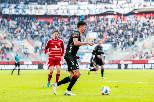 2. Fußball Bundesliga: Fortuna Düsseldorf vs. 1. FC Magdeburg, 22.11.2025 DUESSELDORF, GERMANY - NOVEMBER 22: Tobias Müller (1. FC Magdeburg, 5) während des Bundesligaspiels 2. Fußball Bundesliga: Fortuna Düsseldorf vs. 1. FC Magdeburg in der MERKUR SPIEL-ARENA am 11. Spieltag der 1. Bundesliga. November 22, 2025 in Duesseldorf, Germany. DFL-BESTIMMUNGEN UNTERSAGEN JEGLICHE VERWENDUNG VON FOTOGRAFIEN ALS BILDSEQUENZEN UND ODER QUASI-VIDEO. Copyright: xBEAUTIFULxSPORTS KennyxBeelex