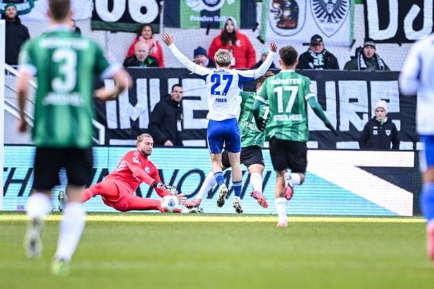 22.11.2025, Fussball, 2. Bundesliga, Saison 2025 2026, 13. Spieltag, Preußen Münster - FC Schalke 04, Torwart Loris Karius (FC Schalke 04), Oscar Vilheimsson (Preußen Münster) xRHR-FOTO YYx Copyright: KROEGER RHR-FOTOx RHR-FOTO YY