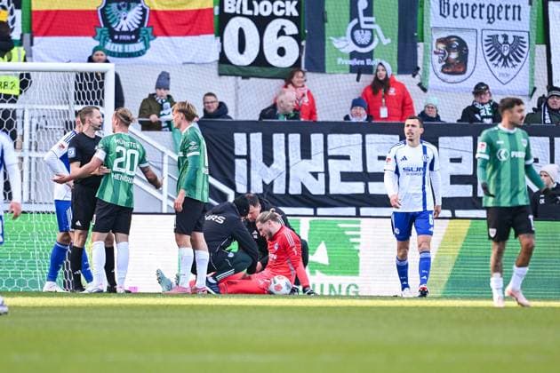 22.11.2025, Fussball, 2. Bundesliga, Saison 2025 2026, 13. Spieltag, Preußen Münster - FC Schalke 04, Torwart Loris Karius (FC Schalke 04) sitzt am Boden und hat Schmerzen xRHR-FOTO YYx Copyright: KROEGER RHR-FOTOx RHR-FOTO YY