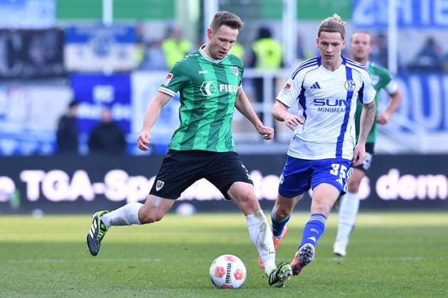 Fußball 2. Bundesliga 13. Spieltag SC Preußen Münster - FC Schalke 04 am 22.11.2025 im LVM-Preußenstadion in Münster Paul Jaeckel ( Münster ), links - Mika Tom Wallentowitz ( Schalke ), rechts DFL regulations prohibit any use of photographs as image sequences and or quasi-video.