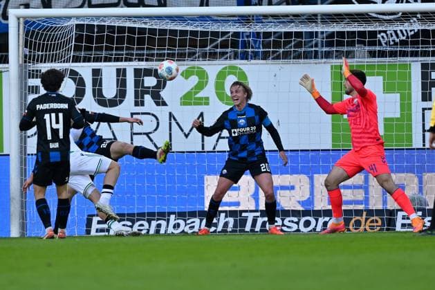 Paderborn, Home Deluxe Arena, 22.11.25, GER, Herren, 2.Bundesliga, Saison 2025-2026, SC Paderborn 07 - Hannover 96 Bild: Benjamin KAELLMANN (Hannover) macht das Tor zum 0:2 DFL regulations prohibit any use of photographs as image sequences and or quasi-video. NRW Deutschland