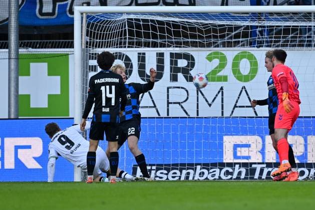 Paderborn, Home Deluxe Arena, 22.11.25, GER, Herren, 2.Bundesliga, Saison 2025-2026, SC Paderborn 07 - Hannover 96 Bild: Benjamin KAELLMANN (Hannover) macht das Tor zum 0:2 DFL regulations prohibit any use of photographs as image sequences and or quasi-video. NRW Deutschland