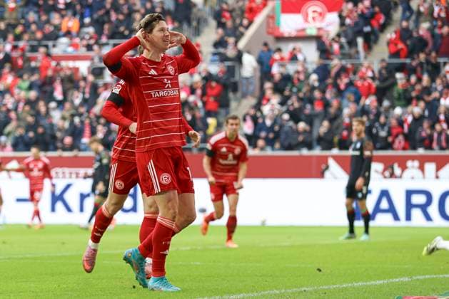Cedric Itten (Fortuna Duesseldorf) Torjubel, jubelt nach seinem Treffer zum 1:0 waehrend des spiels der 2. Bundesliga zwischen Fortuna Düsseldorf und 1. FC Magdeburg, Merkur Spiel-Arena am 22. November 2025 in Düsseldorf, Deutschland. (Foto von Oliver Kaelke DeFodi Images) +++ Cedric Itten (Fortuna Duesseldorf) celebrates after scoring his team s first goal during the 2. Bundesliga match between Fortuna Düsseldorf and 1. FC Magdeburg at Merkur Spiel-Arena on November 22, 2025 in Düsseldorf, Germany. (Photo by Oliver Kaelke DeFodi Images) (Photo by Oliver Kaelke DeFodi Images)