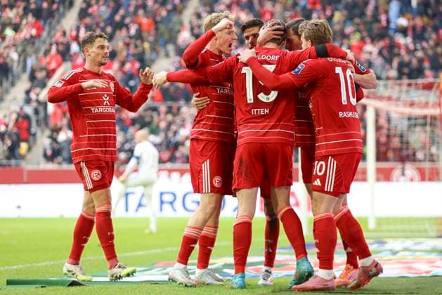 Cedric Itten (Fortuna Duesseldorf) Torjubel,jubelt mit seiner Mannschaft nach dem Treffer zum 1:0 waehrend des spiels der 2. Bundesliga zwischen Fortuna Düsseldorf und 1. FC Magdeburg, Merkur Spiel-Arena am 22. November 2025 in Düsseldorf, Deutschland. (Foto von Oliver Kaelke DeFodi Images) +++ Cedric Itten (Fortuna Duesseldorf) celebrates after scoring his team s first goal with teammates during the 2. Bundesliga match between Fortuna Düsseldorf and 1. FC Magdeburg at Merkur Spiel-Arena on November 22, 2025 in Düsseldorf, Germany. (Photo by Oliver Kaelke DeFodi Images) (Photo by Oliver Kaelke DeFodi Images)
