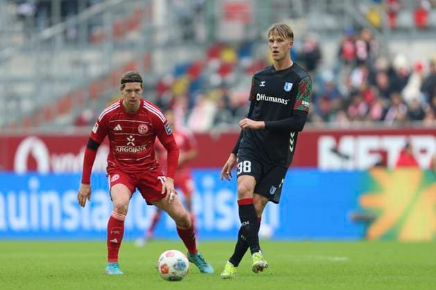 Luka Hyryläinen (1.FC Magdeburg) in Aktion, am Ball, Einzelaktion waehrend des spiels der 2. Bundesliga zwischen Fortuna Düsseldorf und 1. FC Magdeburg, Merkur Spiel-Arena am 22. November 2025 in Düsseldorf, Deutschland. (Foto von Oliver Kaelke DeFodi Images) +++ Luka Hyryläinen (1.FC Magdeburg) controls the ball during the 2. Bundesliga match between Fortuna Düsseldorf and 1. FC Magdeburg at Merkur Spiel-Arena on November 22, 2025 in Düsseldorf, Germany. (Photo by Oliver Kaelke DeFodi Images) (Photo by Oliver Kaelke DeFodi Images)