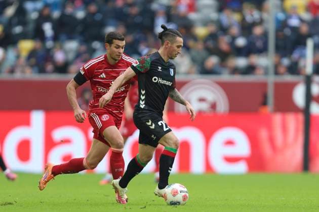 Tim Oberdorf (Fortuna Duesseldorf) und Baris Atik (1.FC Magdeburg) im Zweikampf waehrend des spiels der 2. Bundesliga zwischen Fortuna Düsseldorf und 1. FC Magdeburg, Merkur Spiel-Arena am 22. November 2025 in Düsseldorf, Deutschland. (Foto von Oliver Kaelke DeFodi Images) +++ Tim Oberdorf (Fortuna Duesseldorf) und Baris Atik (1.FC Magdeburg) battle for the ball during the 2. Bundesliga match between Fortuna Düsseldorf and 1. FC Magdeburg at Merkur Spiel-Arena on November 22, 2025 in Düsseldorf, Germany. (Photo by Oliver Kaelke DeFodi Images) (Photo by Oliver Kaelke DeFodi Images)