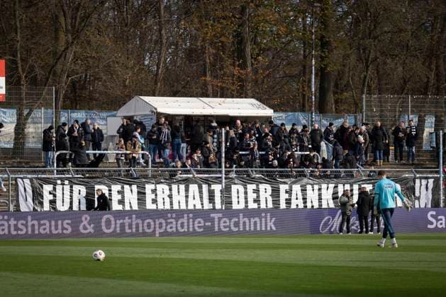 3. Liga: FC Viktoria Köln - SC Verl, 22.11.2025 Banner: Für den Erhalt der Fankultur bei den Fans aus Verl ; Köln, 22.11.2025 - 15. Spieltag der 3. Fußball-Liga: FC Viktoria Köln - SC Verl im Sportpark Höhenberg in Köln. Die DFL-Bestimmungen verbieten die Verwendung von Fotografien als Bildsequenzen und oder Quasi-Videos. Copyright: xBEAUTIFULxSPORTS AxelxKohringx