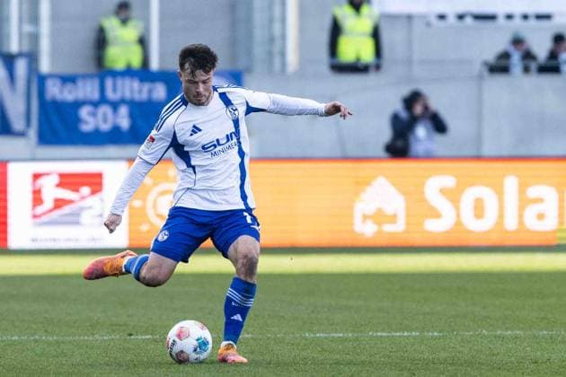 2. Fußball Bundesliga: SC Preußen Münster - FC Schalke 04; 22.11.2025 Adrian Gantenbein (FC Schalke 04, 17) 2. Fußball Bundesliga 13. Spieltag: SC Preußen Münster - FC Schalke 04; LVM-Preußenstadion, Münster; 22.11.2025 DFL regulations prohibit any use of photographs as image sequences and or quasi video. Copyright: xBEAUTIFULxSPORTS Buriakovx