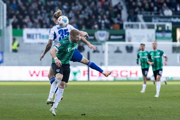2. Fußball Bundesliga: SC Preußen Münster - FC Schalke 04; 22.11.2025 Nikola Katic (FC Schalke 04, 25), Mikkel kirkeskov (SC Preußen Münster, 2) 2. Fußball Bundesliga 13. Spieltag: SC Preußen Münster - FC Schalke 04; LVM-Preußenstadion, Münster; 22.11.2025 DFL regulations prohibit any use of photographs as image sequences and or quasi video. Copyright: xBEAUTIFULxSPORTS Buriakovx