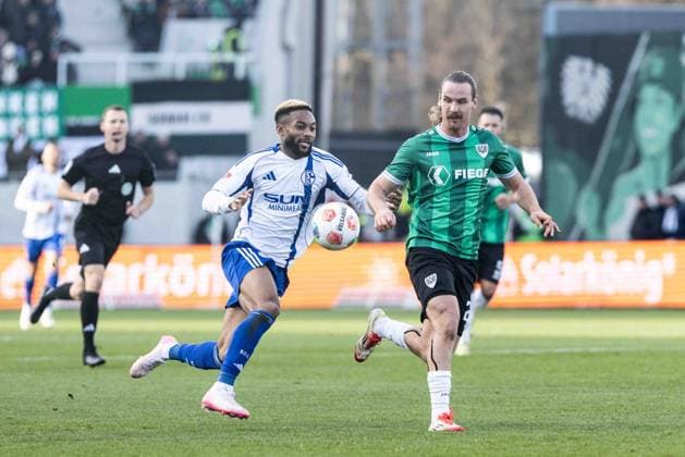 2. Fußball Bundesliga: SC Preußen Münster - FC Schalke 04; 22.11.2025 Moussa Sylla (FC Schalke 04, 9), Jannis Heuer (SC Preußen Münster, 22) 2. Fußball Bundesliga 13. Spieltag: SC Preußen Münster - FC Schalke 04; LVM-Preußenstadion, Münster; 22.11.2025 DFL regulations prohibit any use of photographs as image sequences and or quasi video. Copyright: xBEAUTIFULxSPORTS Buriakovx