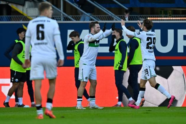 Paderborn, Home Deluxe Arena, 22.11.25, GER, Herren, 2.Bundesliga, Saison 2025-2026, SC Paderborn 07 - Hannover 96 Bild: Benjamin KAELLMANN (Hannover) jubelt nach seinem Tor zum 0:2 DFL regulations prohibit any use of photographs as image sequences and or quasi-video. NRW Deutschland