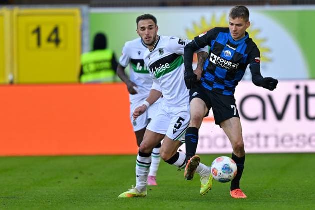 Paderborn, Home Deluxe Arena, 22.11.25, GER, Herren, 2.Bundesliga, Saison 2025-2026, SC Paderborn 07 - Hannover 96 Bild: v.li. im Zweikampf Virgil GHITA (Hannover) und Filip BILBIJA (Paderborn) DFL regulations prohibit any use of photographs as image sequences and or quasi-video. NRW Deutschland