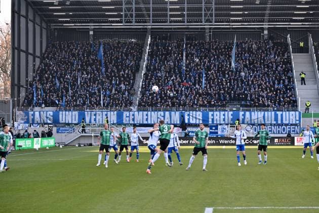 Fanprotest der Schalker Fans mit Stimmungsboykott 22.11.2025, Fussball 2. Bundesliga, Saison 2025 2026, 13. Spieltag, Preußen Münster - FC Schalke 04 DFL regulations prohibit any use of photographs as image sequences and or quasi-video Muenster Preussenstadion Nordrhein Westfalen Deutschland