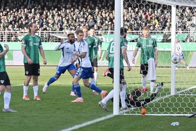 Der Treffer von Mika Tom Wallentowitz (FC Schalke 04) wird wegen Torwartbehinderung nicht anerkannt 22.11.2025, Fussball 2. Bundesliga, Saison 2025 2026, 13. Spieltag, Preußen Münster - FC Schalke 04 DFL regulations prohibit any use of photographs as image sequences and or quasi-video Muenster Preussenstadion Nordrhein Westfalen Deutschland