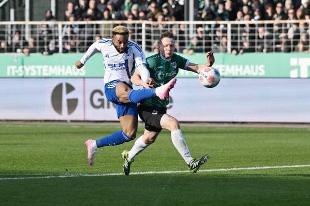 Moussa Sylla (FC Schalke 04) scheitert, rechts Paul Jaeckel (Preußen Münster) 22.11.2025, Fussball 2. Bundesliga, Saison 2025 2026, 13. Spieltag, Preußen Münster - FC Schalke 04 DFL regulations prohibit any use of photographs as image sequences and or quasi-video Muenster Preussenstadion Nordrhein Westfalen Deutschland