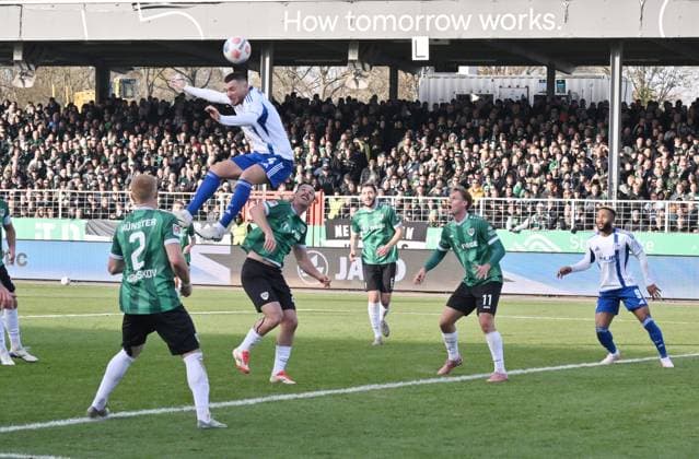 Kopfballduell Hasan Kurucay (FC Schalke 04), Hasan Kurucay, li., gegen Jannis Heuer (Preußen Münster) 22.11.2025, Fussball 2. Bundesliga, Saison 2025 2026, 13. Spieltag, Preußen Münster - FC Schalke 04 DFL regulations prohibit any use of photographs as image sequences and or quasi-video Muenster Preussenstadion Nordrhein Westfalen Deutschland