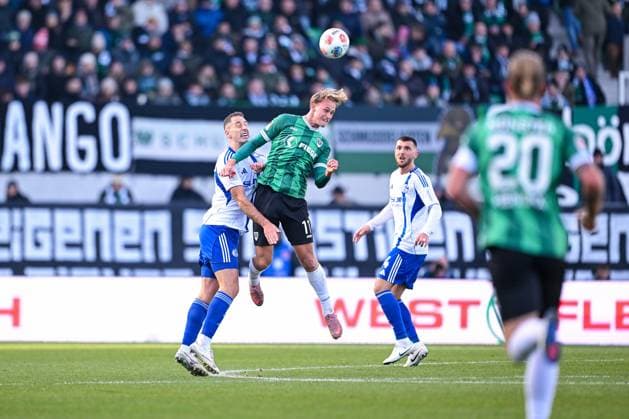 22.11.2025, Fussball, 2. Bundesliga, Saison 2025 2026, 13. Spieltag, Preußen Münster - FC Schalke 04, Nikola Katic (FC Schalke 04), Oscar Vilheimsson (Preußen Münster) xRHR-FOTO YYx Copyright: KROEGER RHR-FOTOx RHR-FOTO YY