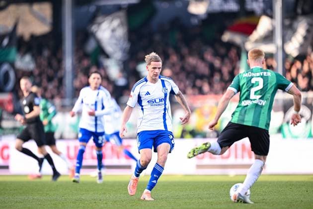 22.11.2025, Fussball, 2. Bundesliga, Saison 2025 2026, 13. Spieltag, Preußen Münster - FC Schalke 04, Mika Wallentowitz (FC Schalke 04), Mikkel Kirkeskov (Preußen Münster) xRHR-FOTO YYx Copyright: KROEGER RHR-FOTOx RHR-FOTO YY