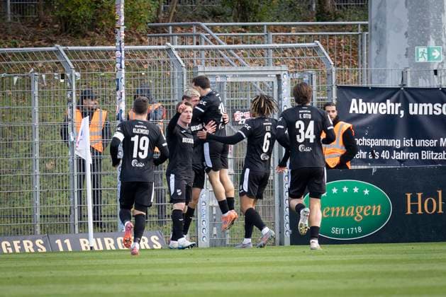 3. Liga: FC Viktoria Köln - SC Verl, 22.11.2025 Torjubel: Alessio Besio (SC Verl, 23) trifft zum 0:1 ; Köln, 22.11.2025 - 15. Spieltag der 3. Fußball-Liga: FC Viktoria Köln - SC Verl im Sportpark Höhenberg in Köln. Die DFL-Bestimmungen verbieten die Verwendung von Fotografien als Bildsequenzen und oder Quasi-Videos. Copyright: xBEAUTIFULxSPORTS AxelxKohringx