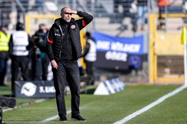 Daniel Scherning (Trainer, Cheftrainer, SVWW), Freisteller, Ganzkörper, Einzelbild, Einzelfoto, Aktion, Action, am Spielfeldrand, an der Seitenauslinie, 22.11.2025, Mannheim (Deutschland), Fussball, 3. Liga, SV Waldhof Mannheim - SV Wehen Wiesbaden, DFB DFL REGULATIONS PROHIBIT ANY USE OF PHOTOGRAPHS AS IMAGE SEQUENCES AND OR QUASI-VIDEO.