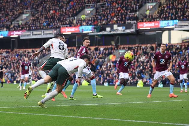 Football - Premier League - Burnley v Chelsea 22nd November 2025 - Premier League - Burnley v Chelsea - Pedro Neto of Chelsea scores their 1st goal - Photo: Simon Stacpoole Offside. Burnley UK Copyright: xSimonxStacpoolexOffside