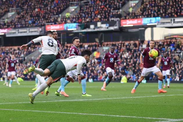 Football - Premier League - Burnley v Chelsea 22nd November 2025 - Premier League - Burnley v Chelsea - Pedro Neto of Chelsea scores their 1st goal - Photo: Simon Stacpoole Offside. Burnley UK Copyright: xSimonxStacpoolexOffside